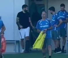 六台：伊斯科拄拐回到贝蒂斯训练基地，恢复情况良好